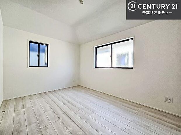 掃き出し窓がない洋室は子供部屋に最適です!2面採光にもなっておりしっかり光も入るので快適にお過ごしいただけます!