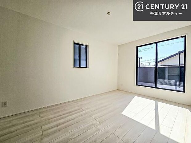 バルコニーに面している洋室です。明るく温もりがあり、換気もしっかりできます!朝起きて、外に出て背伸びをしつつ深呼吸をし良い朝を迎え入れることができます。