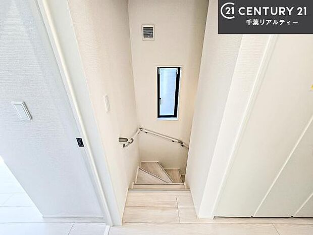 階段は明るく手摺りもついています。お子様やご年配の方も安心してご利用頂けますね。