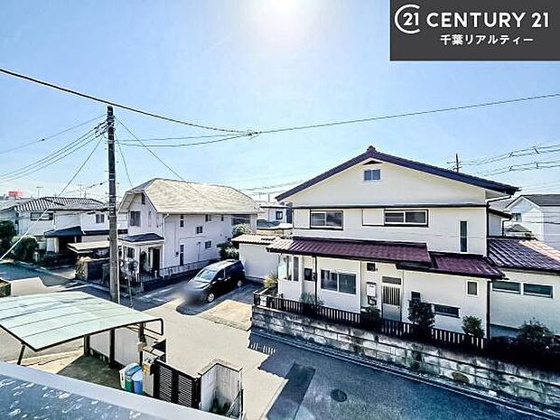 眺望良好なバルコニー。お天気のいい日にはバルコニーへでてリフレッシュするのもいいですね!