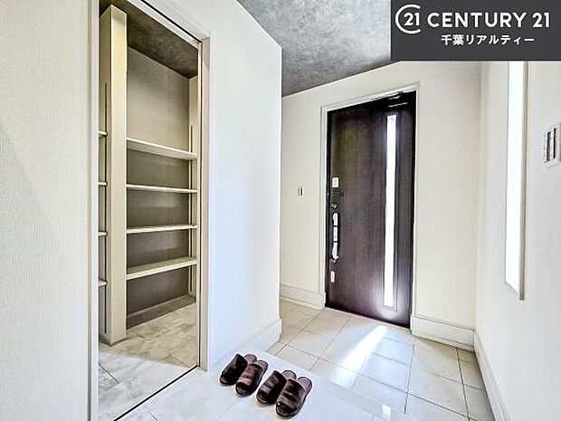 シューズボックス付きなので、玄関が片付きお掃除がしやすいです!スッキリした玄関で戸を開けた瞬間、清潔感のある心地いい空間が出迎えてくれます。