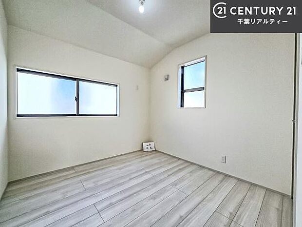 掃き出し窓がないお部屋は、お子様のお部屋としても安心です!収納スペースも充実しているので散らかったお部屋をサッと片付けられます!