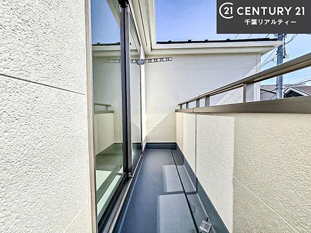 陽当たりの良いバルコニーで、お洗濯物もよく乾きそうですね!お天気の良い日にはバルコニーへ出てリフレッシュするのも気持ちよさそうです。