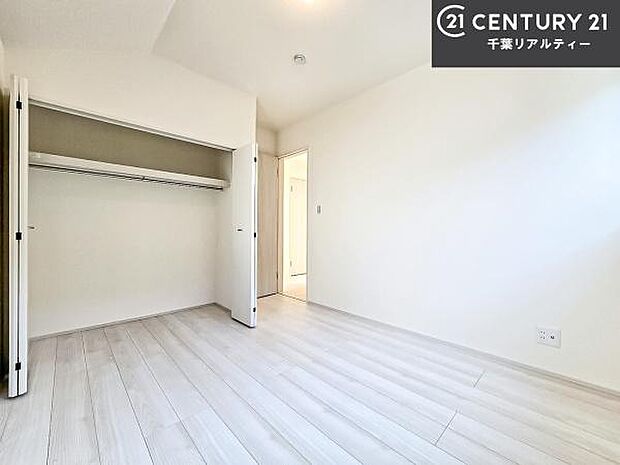 収納スペースがついています!居室をスッキリ整頓する事ができますね。家具を選ばないシンプルなデザインの為、家具を選ばずお気に入りの空間作りができそうですね。