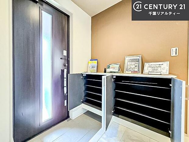 シューズボックス付きなので、玄関が片付きお掃除がしやすいです!スッキリした玄関で戸を開けた瞬間、清潔感のある心地いい空間が出迎えてくれます。