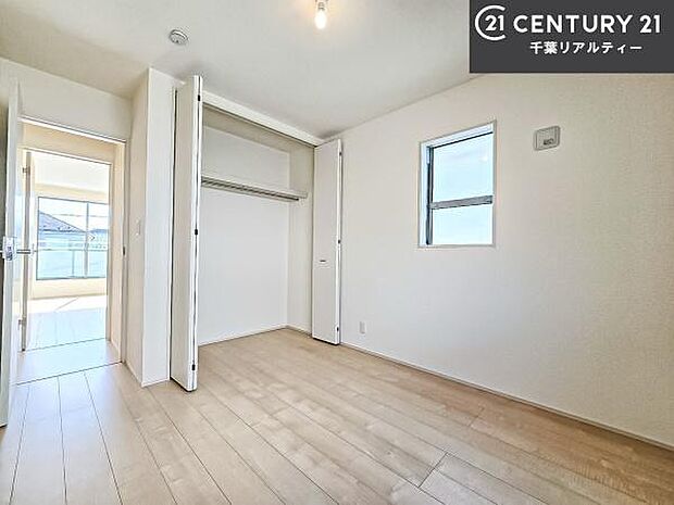 シンプルにデザインされているため、家具を選びません!お気に入りの家具を置いてくつろげる空間を作ることができます。