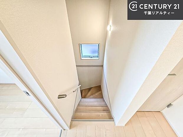 階段は明るく手摺りもついています!お子様やご年配の方も安心してご利用頂けますね!