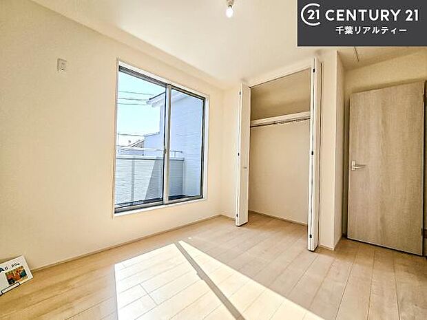 収納スペースがついています!居室をスッキリ整頓する事ができますね。家具を選ばないシンプルなデザインの為、家具を選ばずお気に入りの空間作りができそうですね。