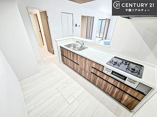 ゆとりある調理スペースで作業がしやすい快適なキッチンです!お子様と一緒にお菓子造りも楽しめる広々スペースです。楽しい調理時間になりそうですね!