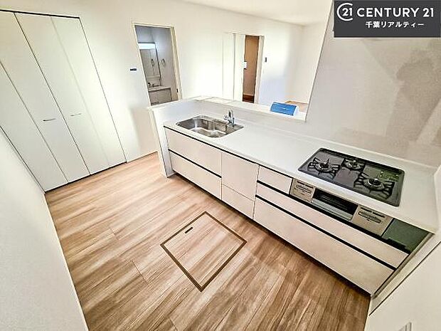 ゆとりある調理スペースで作業がしやすい快適なキッチンです!お子様と一緒にお菓子造りも楽しめる広々スペースです。楽しい調理時間になりそうですね!