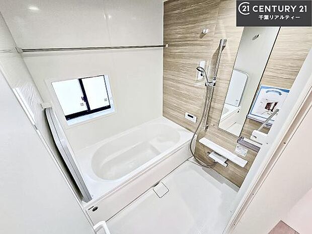 落ち着きある大人の雰囲気のバスルームは、味が出ていてバスタイムが充実!お仕事頑張っているご褒美にお好みの匂いの入浴剤を入れて、楽しんでみてはいかがでしょうか?