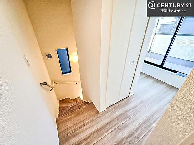 階段は明るく手摺りもついています。お子様やご年配の方も安心してご利用頂けますね。