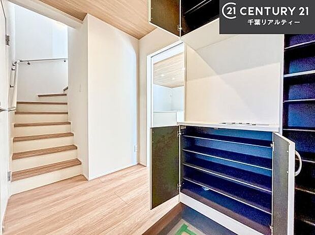 シューズボックス付きなので、玄関が片付きお掃除がしやすいです!スッキリした玄関で戸を開けた瞬間、清潔感のある心地いい空間が出迎えてくれます。