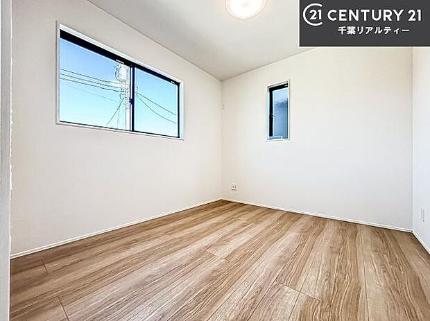 掃き出し窓がないお部屋は、お子様のお部屋としても安心です!収納スペースも充実しているので散らかったお部屋をサッと片付けられます!