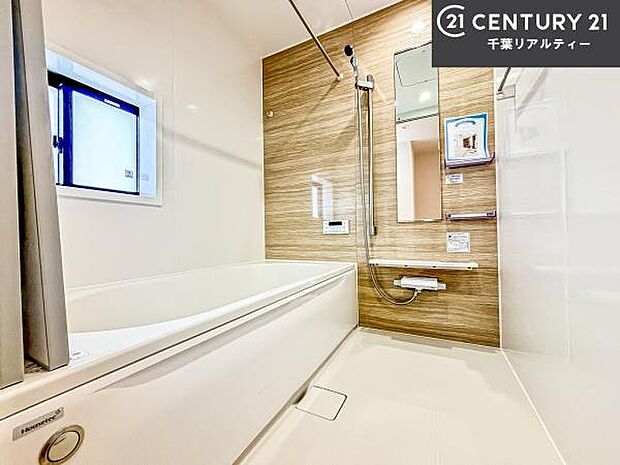 落ち着きある大人の雰囲気のバスルームは、味が出ていてバスタイムが充実!お仕事頑張っているご褒美にお好みの匂いの入浴剤を入れて、楽しんでみてはいかがでしょうか?