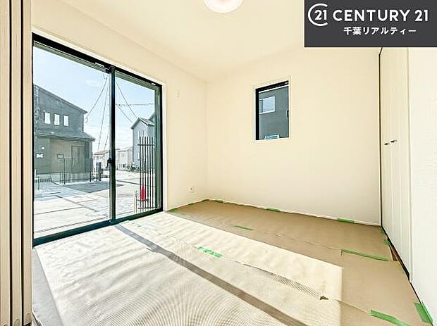 タタミの香りが安らぎを与える、リラックス空間。窓も大きく開放感のある和室となっております。日本人の心感じる「和」の空間。