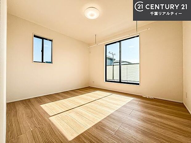 シンプルにデザインされているため、家具を選びません!お気に入りの家具を置いてくつろげる空間を作ることができます。