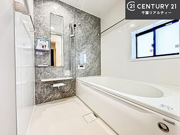 落ち着きある大人の雰囲気のバスルームは、味が出ていてバスタイムが充実!お仕事頑張っているご褒美にお好みの匂いの入浴剤を入れて、楽しんでみてはいかがでしょうか?