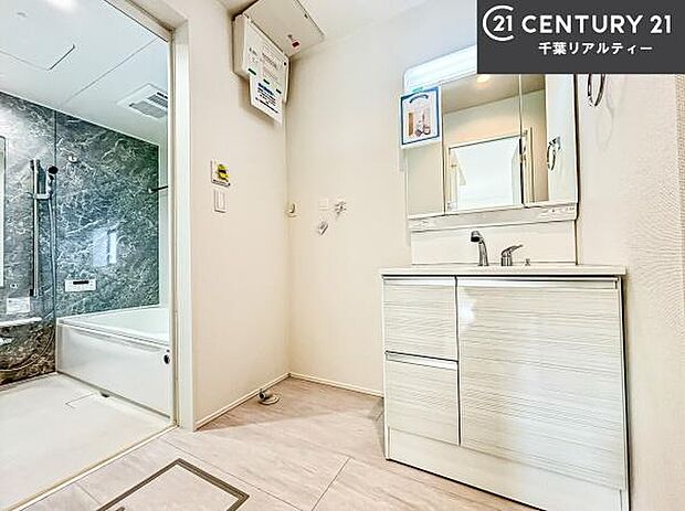 三面鏡仕様の洗面所は、身だしなみがしやすい造り!裏は収納になっています。ドライヤーやお化粧道具を片付けられるので洗面台周りをスッキリと見せることが出来ます!