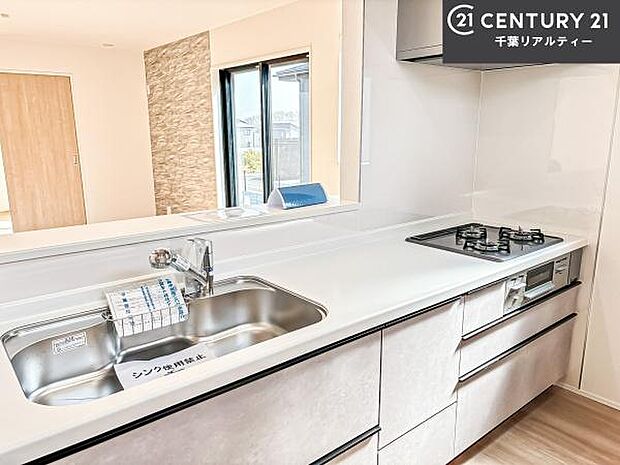 大人気の対面式システムキッチンを採用しています!ご家族のコミュニケーションが自然と増える設計です。お子様にも目が届くので嬉しいですね。広々使えて快適に作業が進みます。