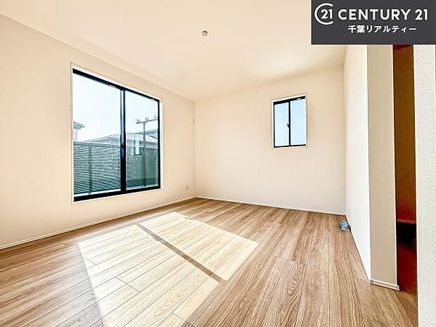 優しい光が差し込む洋室は、朝の目覚めも気持ちが良さそうですね。おうち時間もゆったりと過ごすことができます。優しい色合いのフローリングがどんな家具にもマッチします!