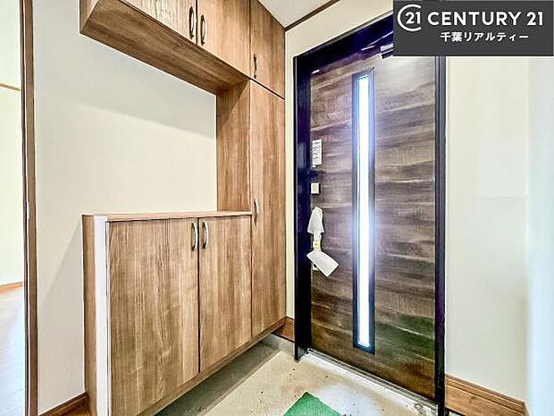 落ち着いた雰囲気の玄関です。オシャレな玄関で家族やお客様を送迎できるのはいいですね!