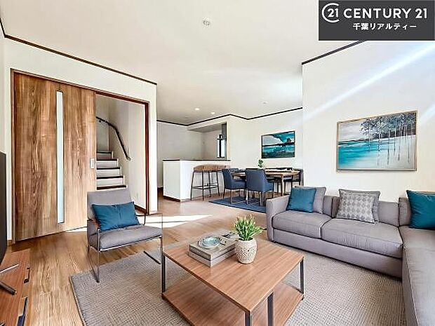 家具はCGパースです。心地良いリビングは家族が自然と集まります。家族団欒の時間が増えそうです。ご家族と、より一層充実した時間を過ごせそうですね。