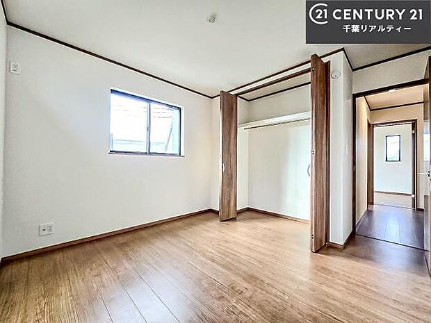 優しい光が差し込む洋室は、朝の目覚めも気持ちが良さそうですね。おうち時間もゆったりと過ごすことができます。優しい色合いのフローリングがどんな家具にもマッチします!