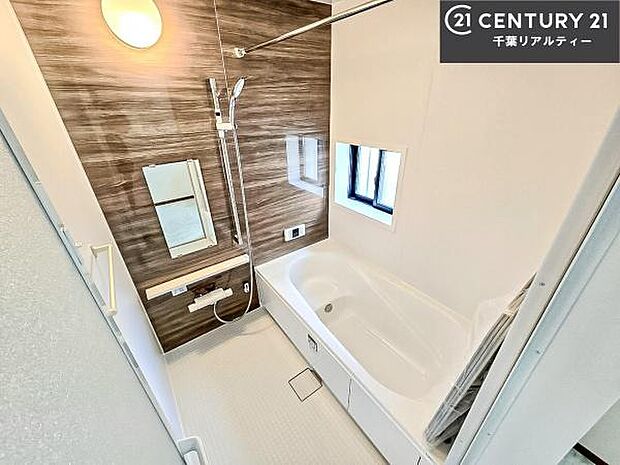 落ち着きある大人の雰囲気のバスルームは、味が出ていてバスタイムが充実!お仕事頑張っているご褒美にお好みの匂いの入浴剤を入れて、楽しんでみてはいかがでしょうか?