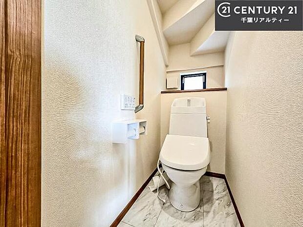 1・2階にトイレがございます!朝の忙しい時間帯も待たずにすみそうですね。白を基調とした清潔感のあるトイレでお手入れがしやすいです!