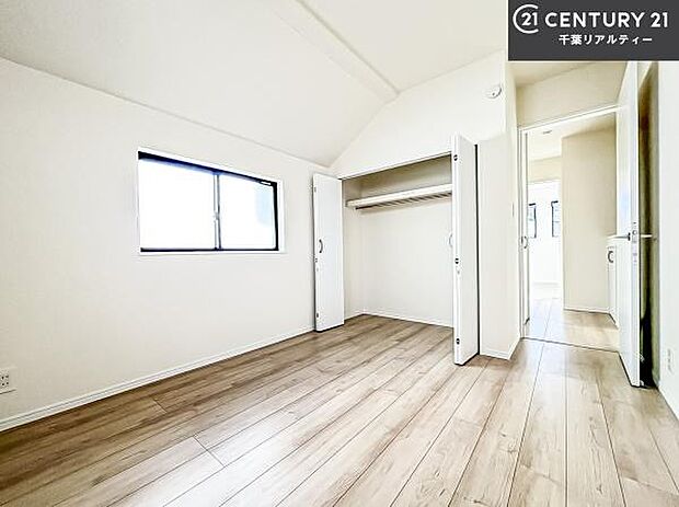 優しい光が差し込む洋室は、朝の目覚めも気持ちが良さそうですね。おうち時間もゆったりと過ごすことができます。優しい色合いのフローリングがどんな家具にもマッチします!