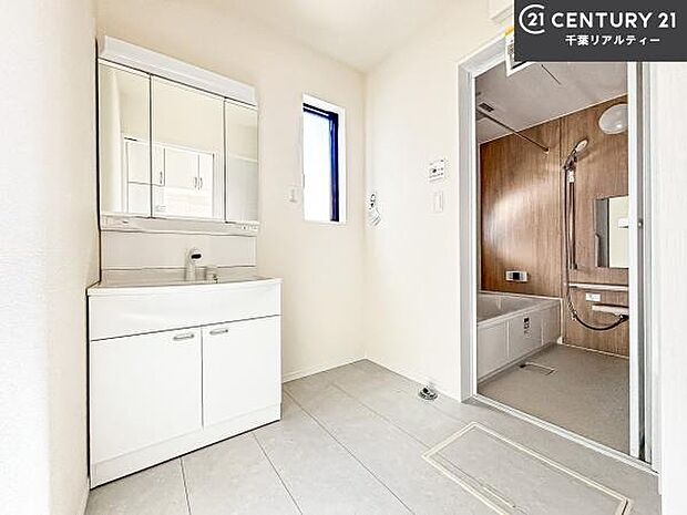 三面鏡仕様の洗面所は、身だしなみがしやすい造り!裏は収納になっています。ドライヤーやお化粧道具を片付けられるので洗面台周りをスッキリと見せることが出来ます!