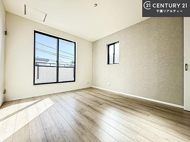 バルコニーに面している洋室です。明るく温もりがあり、換気もしっかりできます!朝起きて、外に出て背伸びをしつつ深呼吸をし良い朝を迎え入れることができます。