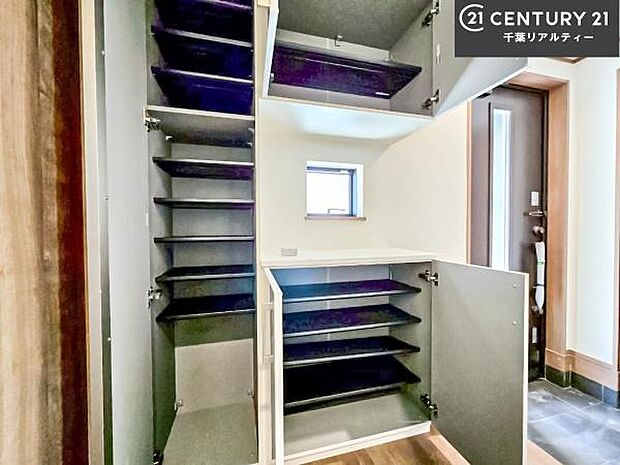 シューズボックス付きなので、玄関が片付きお掃除がしやすいです!スッキリした玄関で戸を開けた瞬間、清潔感のある心地いい空間が出迎えてくれます。