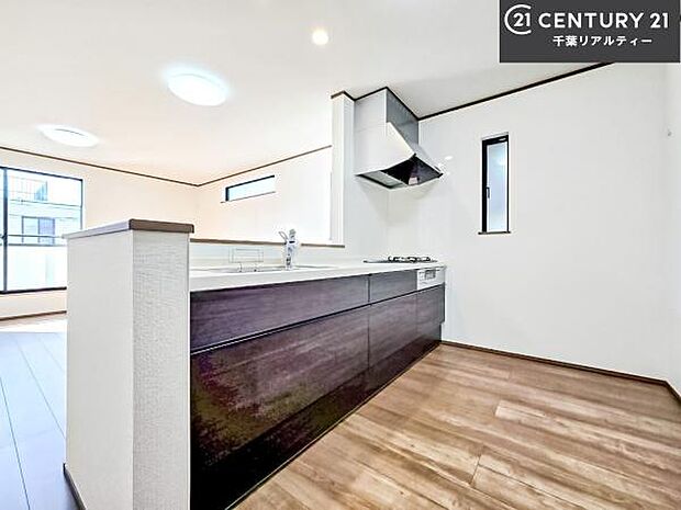 大人気の対面式システムキッチンを採用しています!ご家族のコミュニケーションが自然と増える設計です。お子様にも目が届くので嬉しいですね。広々使えて快適に作業が進みます。