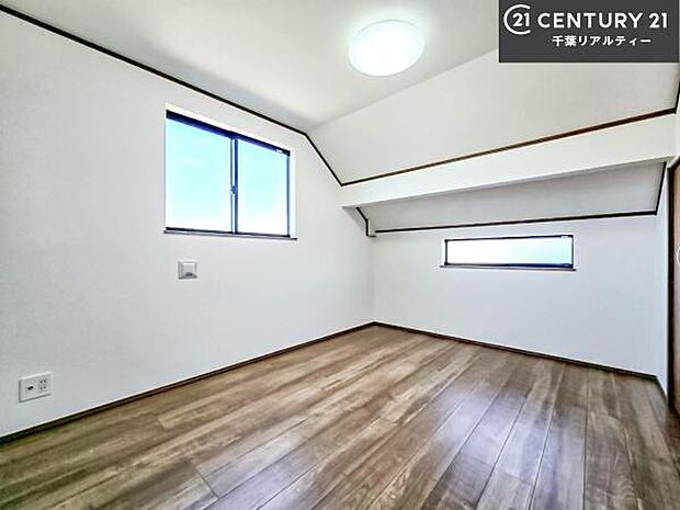 掃き出し窓がないお部屋は、お子様のお部屋としても安心です!収納スペースも充実しているので散らかったお部屋をサッと片付けられます!