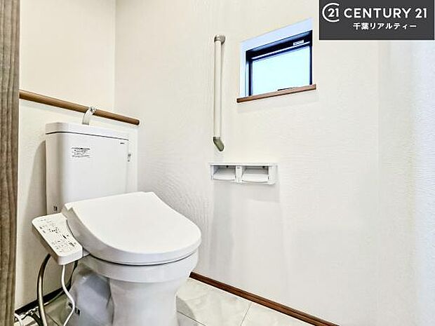 1・2階にトイレがございます!朝の忙しい時間帯も待たずにすみそうですね。白を基調とした清潔感のあるトイレでお手入れがしやすいです!