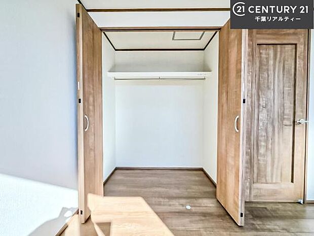 たっぷりの収納スペースで、暮らしがすっきり整う住まい。家族の荷物もきれいに片付き、毎日を快適に過ごせます。