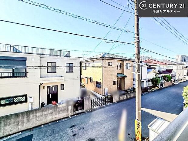 落ち着きある住宅街です!周囲には高い建物がなく、空が広く開放感があり、陽当たりを大きく遮られることもありません!気持ちの良い風が通り抜ける街並みです!