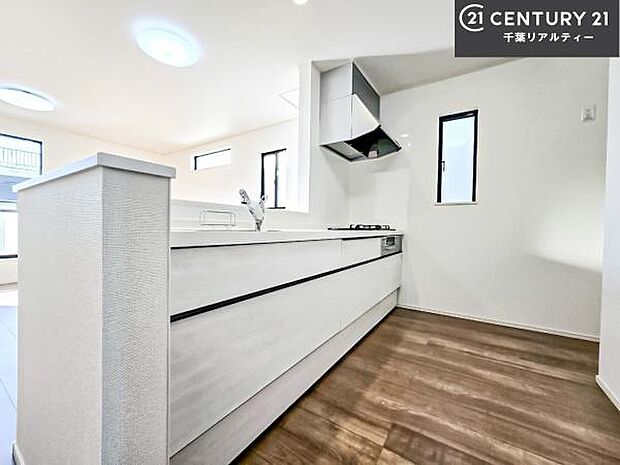 大人気の対面式システムキッチンを採用しています!ご家族のコミュニケーションが自然と増える設計です。お子様にも目が届くので嬉しいですね。広々使えて快適に作業が進みます。