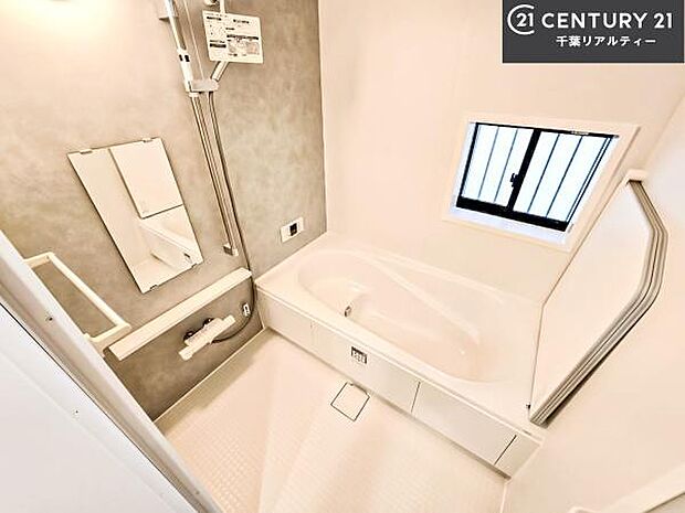 広々バスで一日の疲れをリフレッシュ。足が伸ばせるので、浴槽にもゆったりと浸かれますね!毎日のバスタイムが楽しみになります。