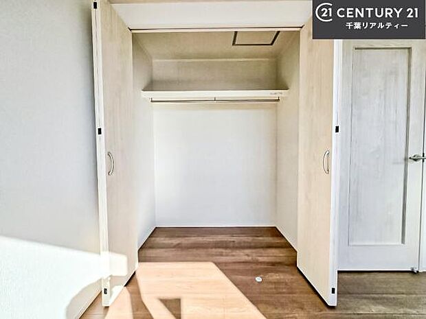 たっぷりの収納スペースで、暮らしがすっきり整う住まい。家族の荷物もきれいに片付き、毎日を快適に過ごせます。