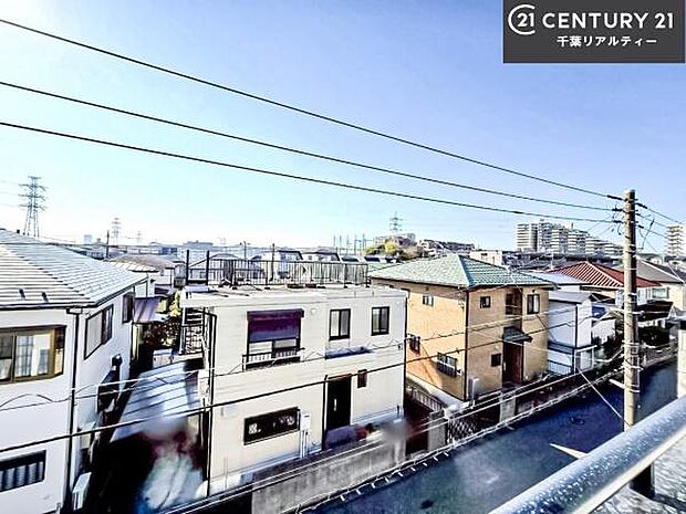 落ち着きある住宅街です!周囲には高い建物がなく、空が広く開放感があり、陽当たりを大きく遮られることもありません!気持ちの良い風が通り抜ける街並みです!