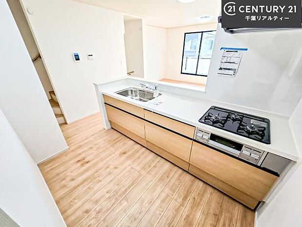 ゆとりある調理スペースで作業がしやすい快適なキッチンです!お子様と一緒にお菓子造りも楽しめる広々スペースです。楽しい調理時間になりそうですね!