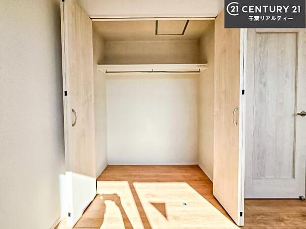 たっぷりの収納スペースで、暮らしがすっきり整う住まい。家族の荷物もきれいに片付き、毎日を快適に過ごせます。