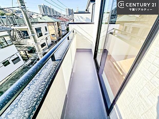 陽当たり良好なバルコニーです!晴れた日には青い空を見渡せる開放的な時間を楽しめます。