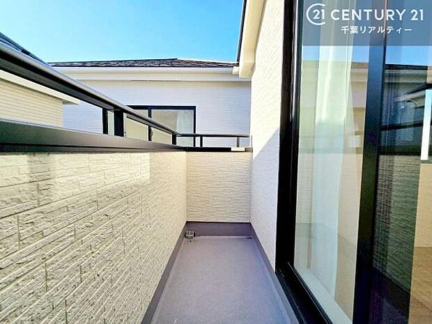 2部屋それぞれにバルコニーを備えた、ゆとりある設計。お部屋ごとに外の空気を取り込めるため、採光や通風にも優れています。