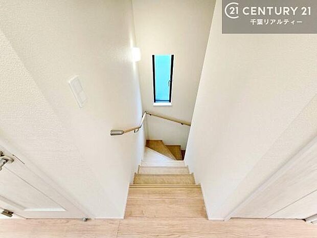 手すり付きの階段を採用し、上り下りの際も安心感のある設計。窓が設けられているため、日中は自然光が差し込み、明るく開放的な空間です。