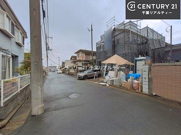 前面道路6m!陽当り良好な立地です。車庫入れが苦手な方も安心ですね。