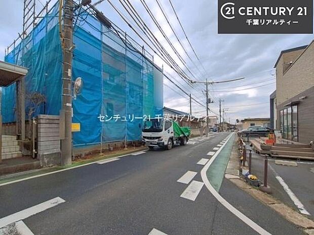 前面道路6m!陽当り良好な立地です。車庫入れが苦手な方も安心ですね。
